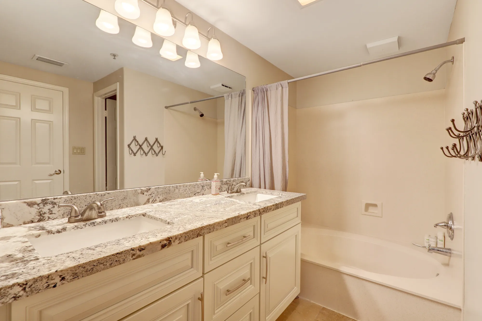 interior photo 17